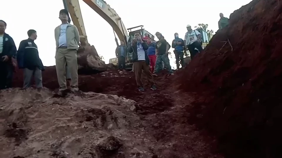 ลุ้นระทึก ระดมกำลังแบคโฮขุดทั้งคืน ช่วยเด็กตกท่อ เหลืออีก 1-2 ม.เข้าถึงตัว