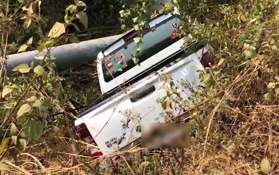 กระบะเสียหลักลงข้างทาง ชนท่อประปายักษ์แตก น้ำทะลักใส่รถ เจ็บ 2 ราย