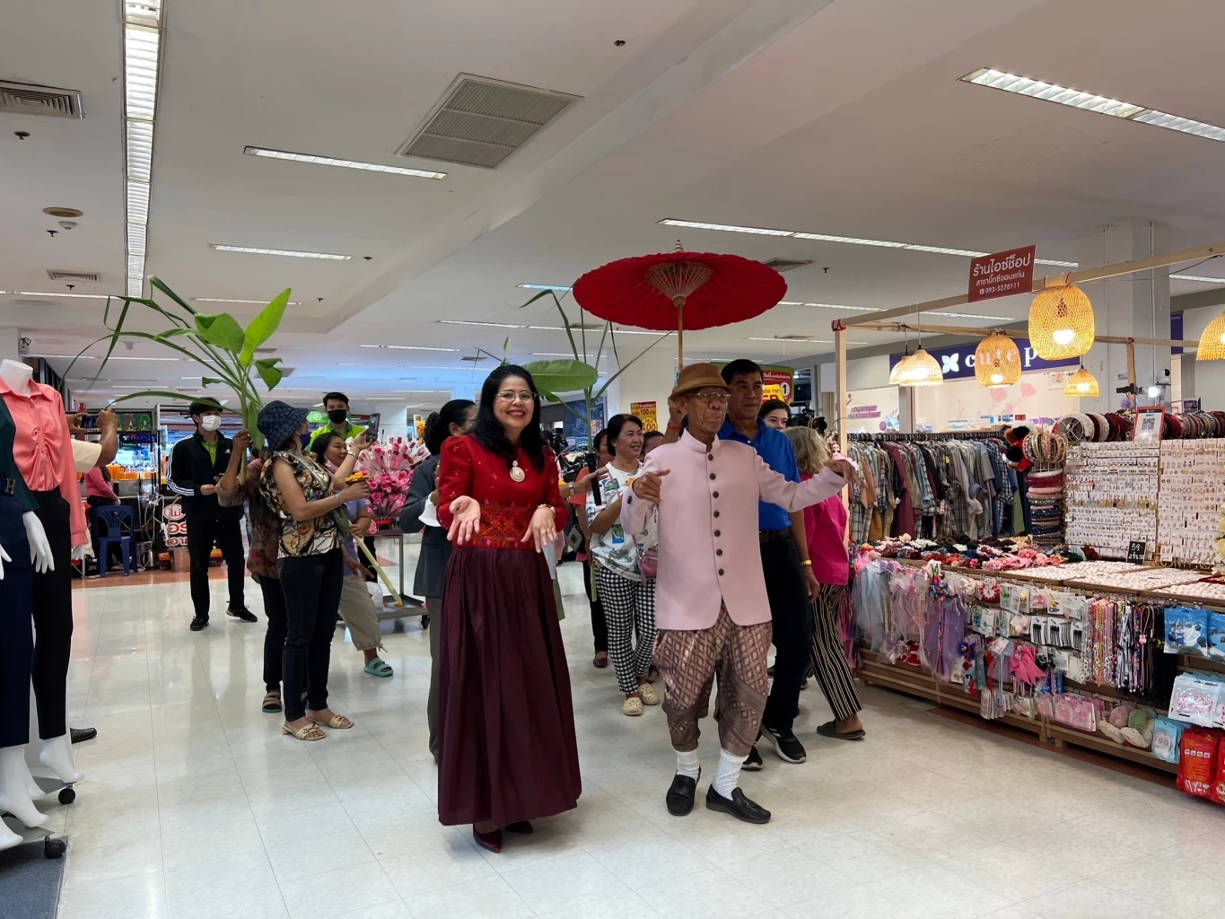 เจ้าบ่าว 77 ปี ยกขบวนขันหมากแต่งเจ้าสาว 74 ปี เนื่องในวันแห่งความรัก