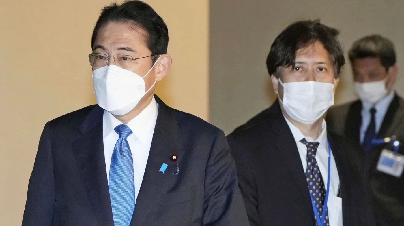 เลขานายกฯ ญี่ปุ่น ถูกปลดเพราะปากพล่อย