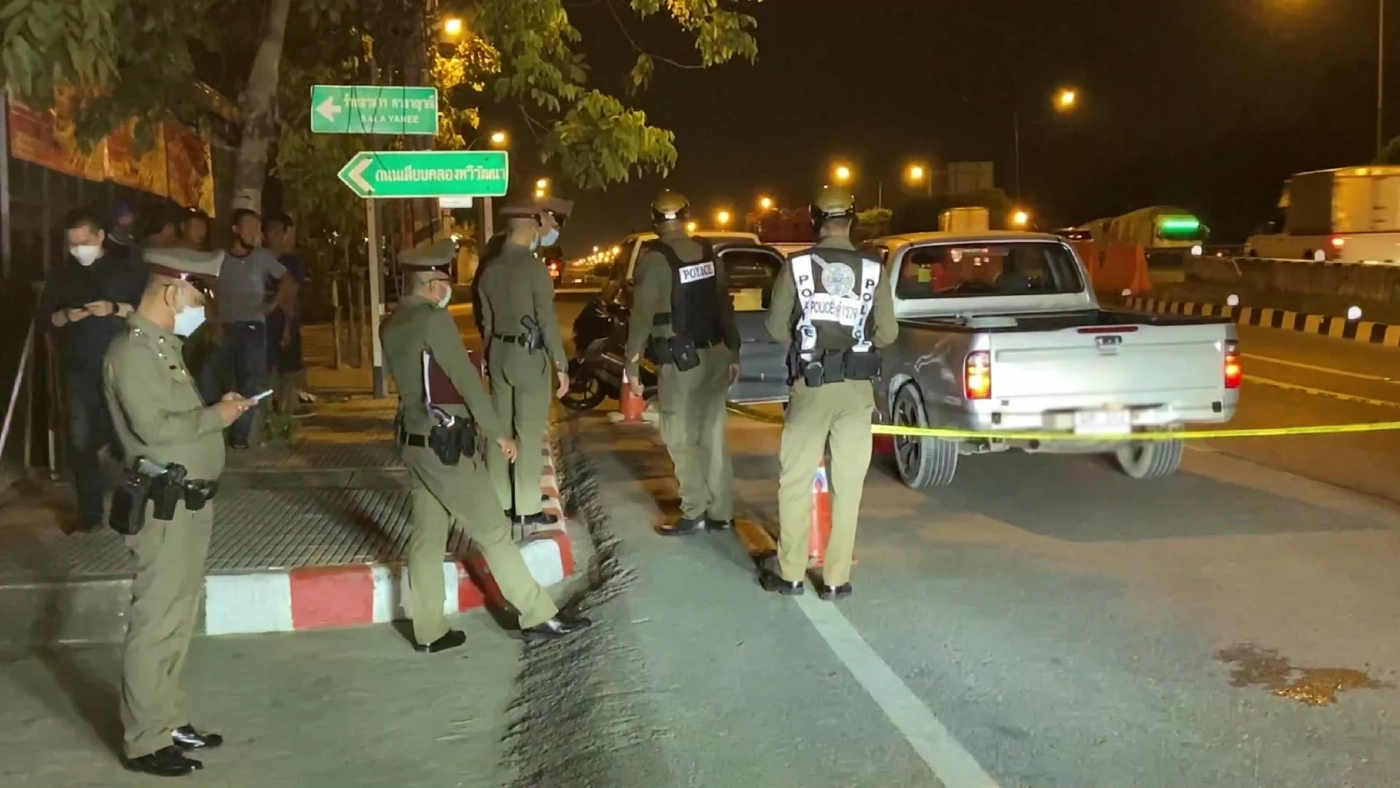 ตำรวจเร่งล่ารถกระบะรัวยิงคู่กรณี หลังขับรถปาดกันไปมาหลายกิโลเมตร