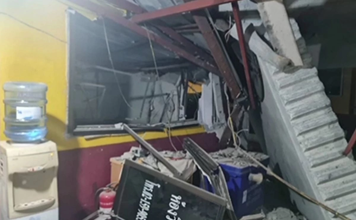 คานปูน น้ำหนัก 40 ตัน หล่นทับป้อมตำรวจทางหลวง สั่งหยุดก่อสร้างทันที