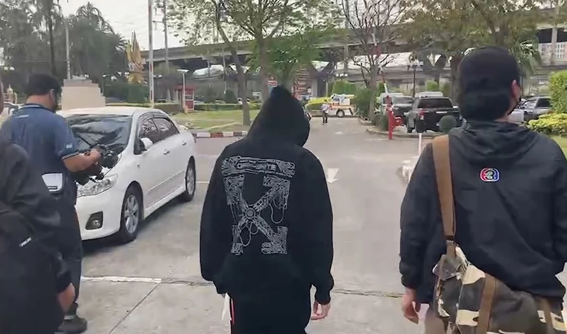 ตร. พาแอดมินเว็บพนัน ชี้จุดโดนลูกน้อง "พล.ต.ต." รุมทำร้าย