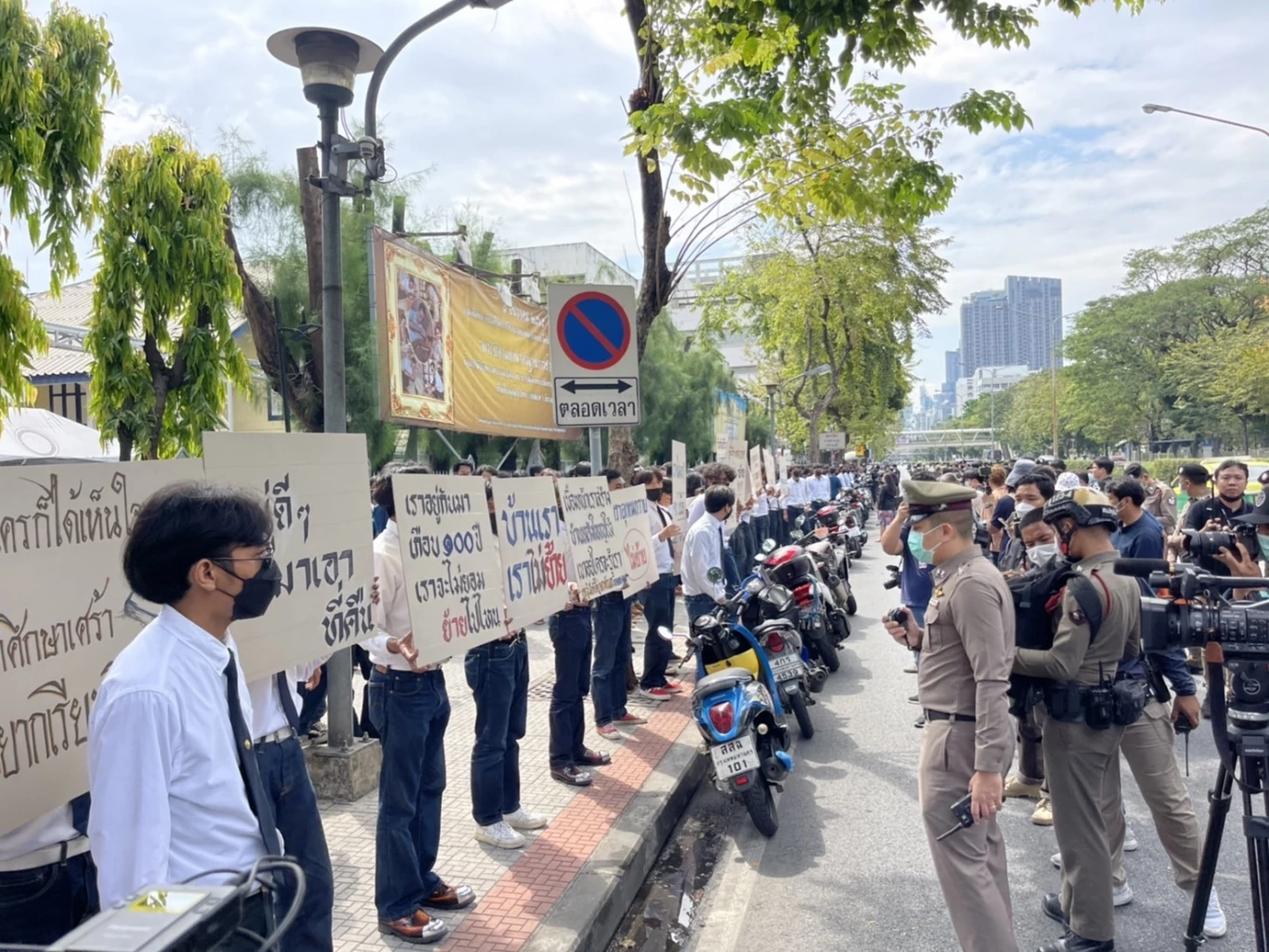 นศ.อุเทนถวาย ขีดเส้นบ่าย 2 หากอธิการบดีฯ ไม่มารับหนังสือ เตรียมปิดถนนพญาไท