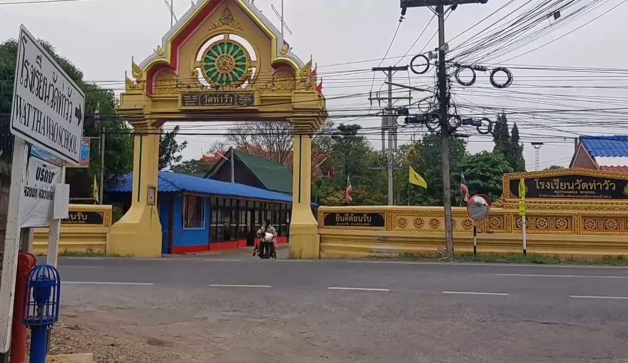 วงจรปิดจับภาพ กระบะเสียหลักชน จยย. หน้าโรงเรียน เด็ก 7 ขวบ เสียชีวิต