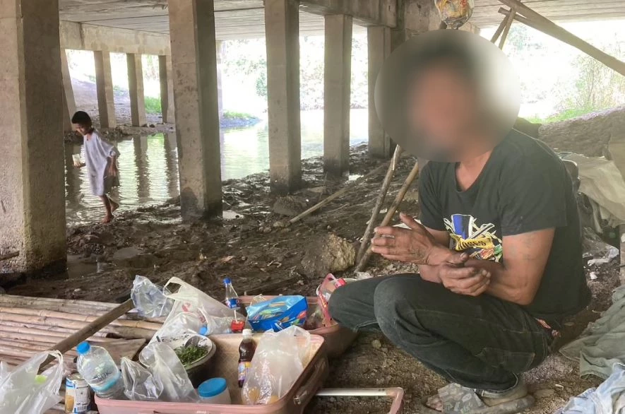 เร่งช่วยเหลือ! หนุ่มถูกภรรยาบอกเลิก ต้องพาลูก 5 คน อาศัยนอนใต้สะพานข้ามคลอง