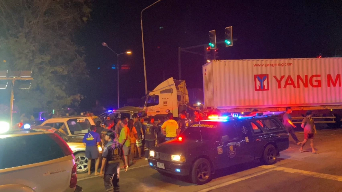 "ชนสนั่น" กลางสี่แยก บรรทุกพ่วง ขยี้กระบะฝ่าไฟแดง ดับคาซาก