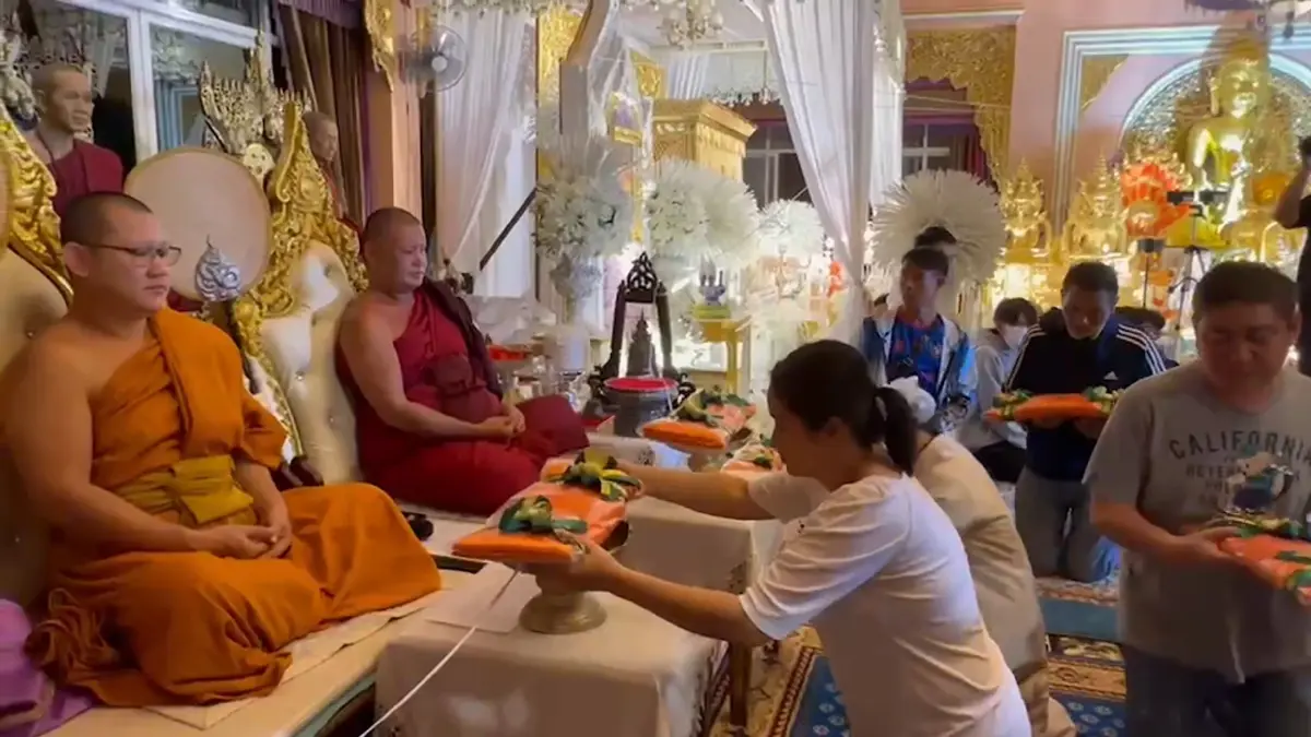 พ่อแม่-เพื่อนทีมหมูป่า สวดมนต์ บำเพ็ญกุศล เรียกขวัญให้ "น้องดอม"กลับบ้าน