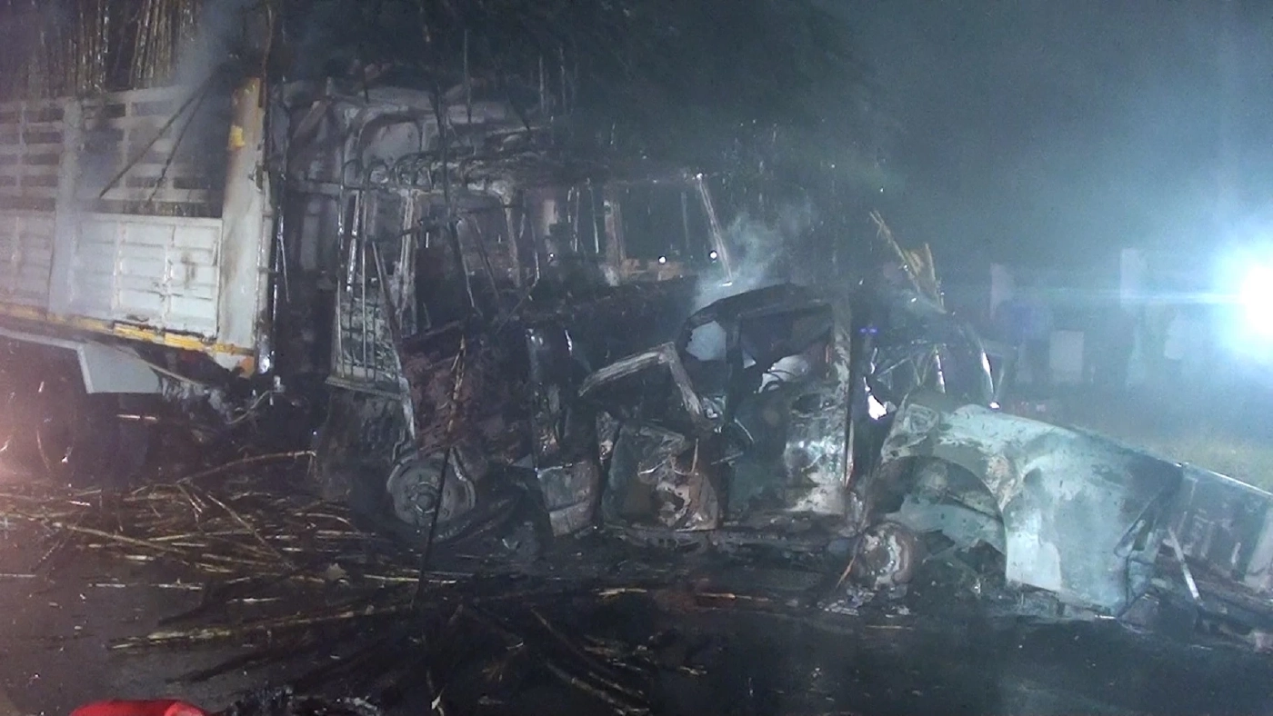 หนุ่มนักบิดกลับจากซ้อมมอเตอร์ครอส ขับกระบะประสานงารถบรรทุก ไฟคลอกดับ