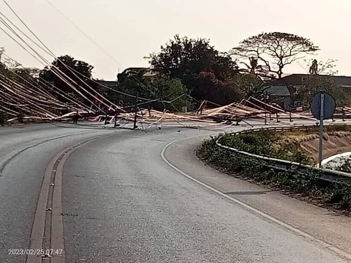 พายุกระหน่ำเมืองลพบุรี เสาไฟล้ม 17 ต้น "ไฟฟ้า-สื่อสาร"ล่ม