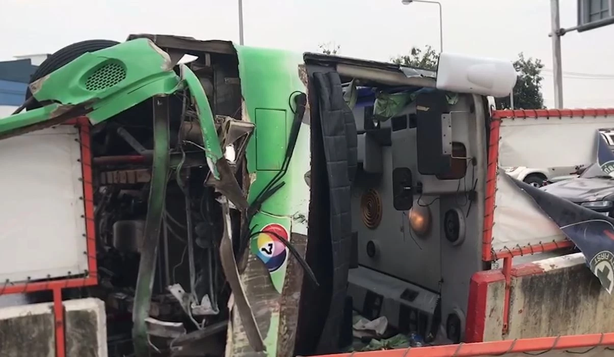 มินิบัส 7 สีปันรักให้โลก พลิกคว่ำบนถนนพระราม 2 บาดเจ็บ 17 ราย