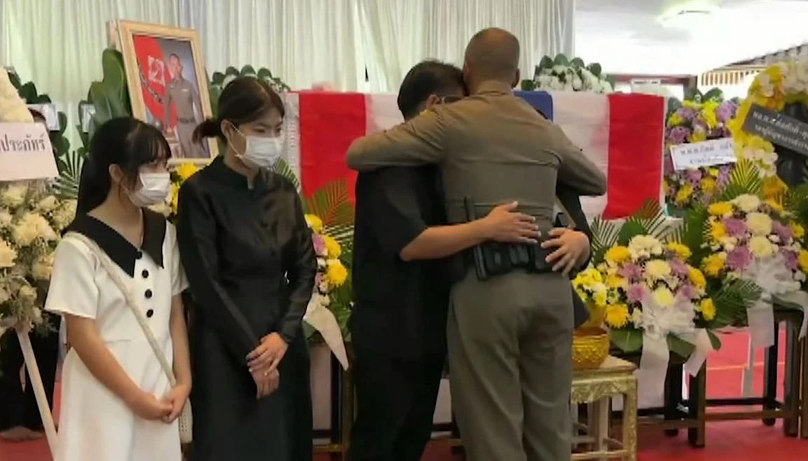 พิธีรดน้ำศพ สายตรวจปากช่อง รอง ผบ.ตร. ชื่นชมจิตวิญญาณ ร่วมแบกโลงบรรจุร่าง