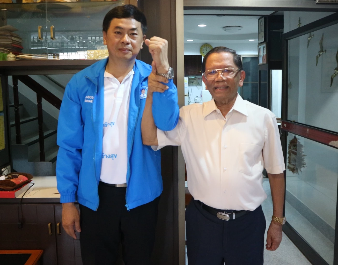 นิพัฒน์ อุดมอักษร (ซ้าย)