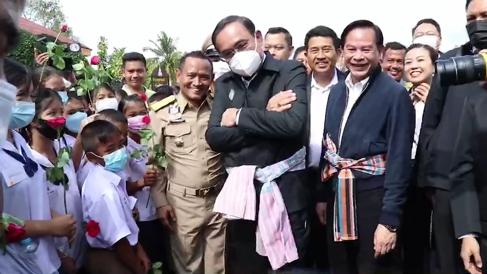 "นายกฯ" ปัดตอบยุบสภาฯ ระบุ วันนี้นำความเจริญมาให้ชาวนครฯ พร้อมขอพรพระ