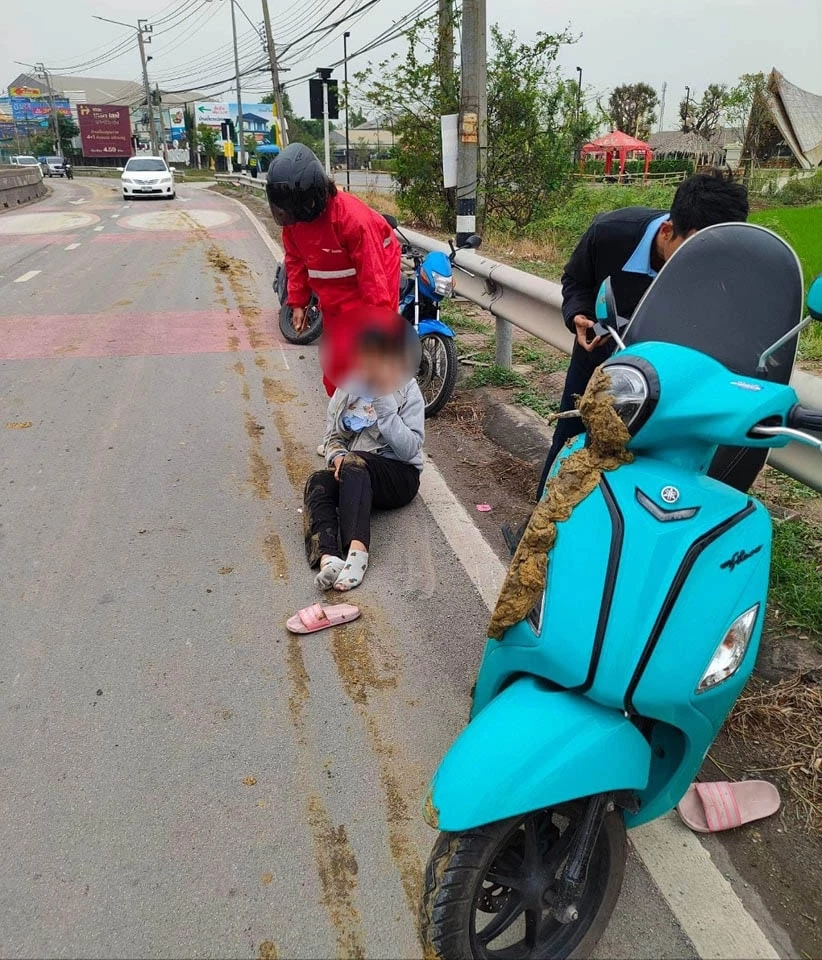 ทุกข์ชาวบ้าน "ซอยวัดลาดปลาดุก" ดินโคลนหล่นตามถนน ทำ จยย. เสียหลักล้ม บาดเจ็บ