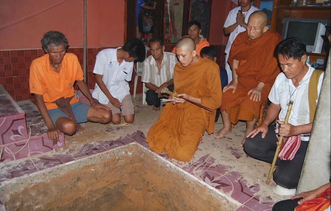 "ครูบาไก่" ปิดวาจา งดตอบปมขุดพระเก๊ ชาวบ้านโดดป้อง ไม่เคยอวดอุตริ