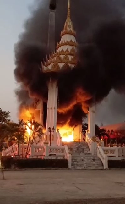 ระทึก! ไฟไหม้เมรุวัดสหธรรมาราม ขณะกำลังเผาศพ อบต.เร่งหางบสร้างใหม่