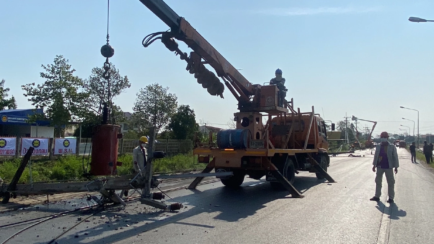 ที่แท้น็อตยึดถูกขโมย ต้นเหตุทำเสาไฟฟ้าเมืองลพบุรี โค่นนับสิบต้น