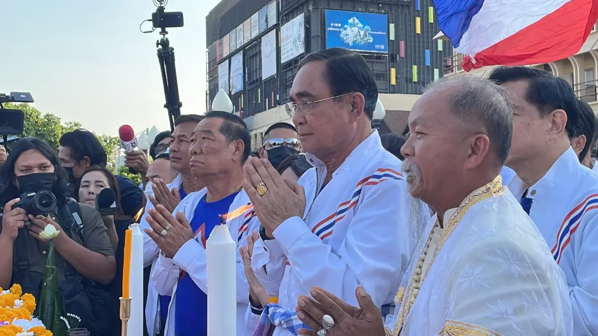 พล.อ.ประยุทธ์  จันทร์โอชา นายกรัฐมนตรีและสมาชิกพรรครวมไทยสร้างชาติ ทำพิธีบวงสรวงสักการะ ท่านท้าวสุรนารี จ.นครราชสีมา 
