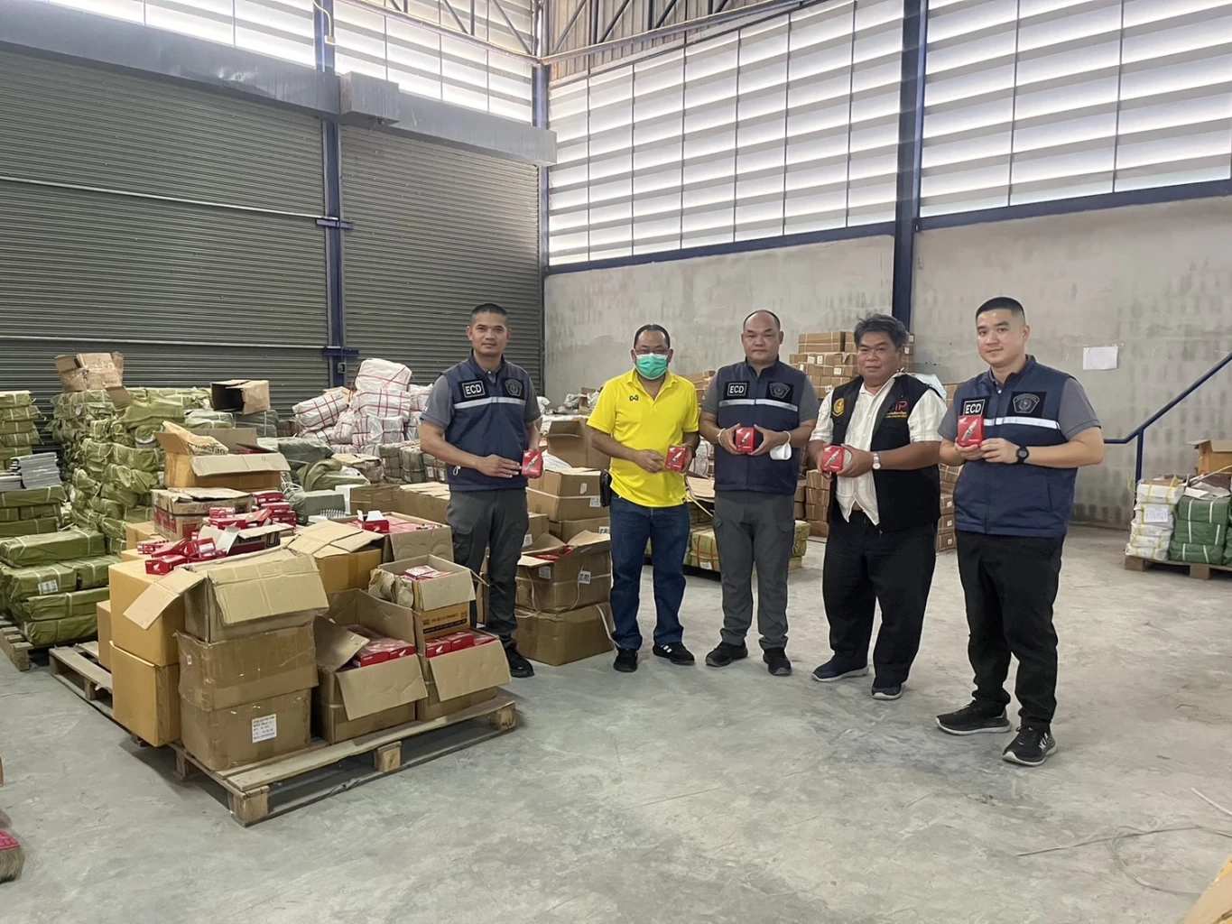 ปอศ. จับโกดังขายอะไหล่รถปลอม อ้างนายทุนจีน "หลิว เต๋อหัว" อยู่เบื้องหลัง