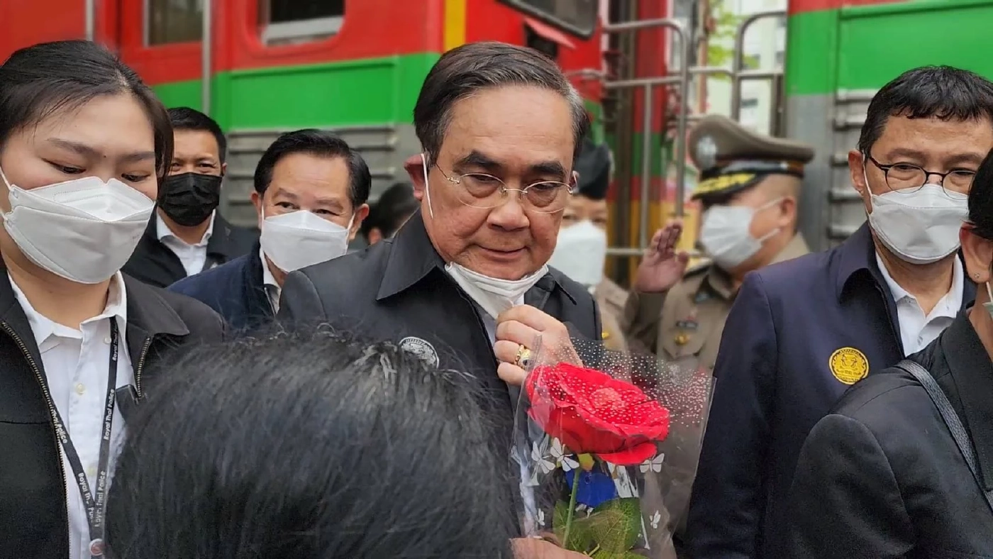 "นายกฯ" ถึง "สมุทรสงคราม" ชาวบ้านกรี๊ดสนั่น! ขอถ่ายภาพ บอกรักลุงตู่