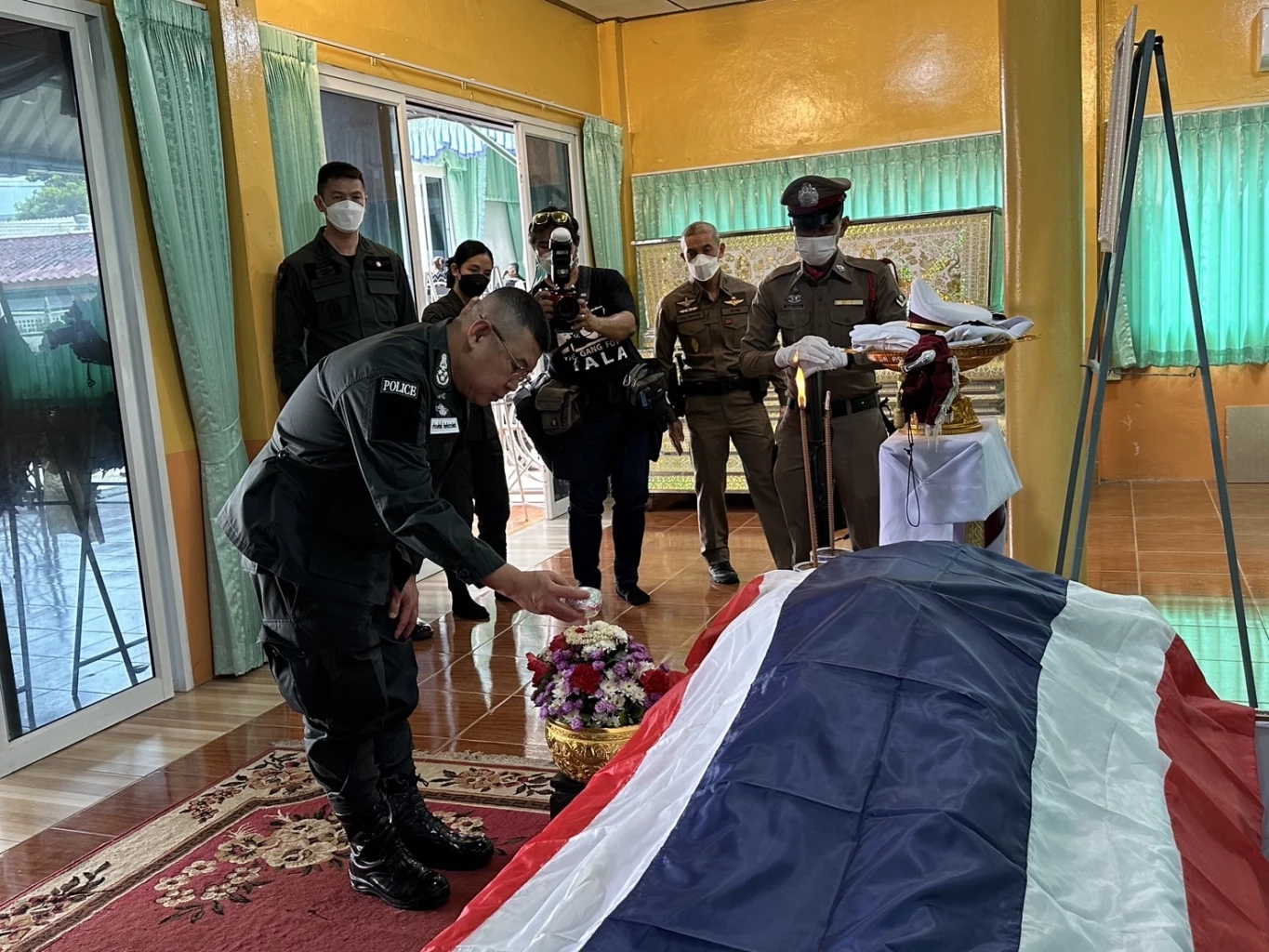 ผบ.ตร. ร่วมพิธีรดน้ำศพ "สารวัตรประสาน" พลีชีพเหตุลอบวางระเบิดบันนังสตา 