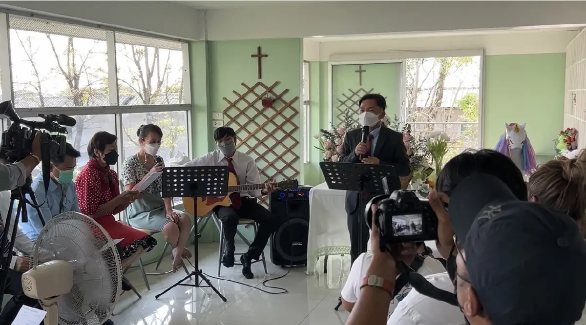 แฟนคลับร่วมอธิษฐาน รำลึก 1 ปี “แตงโม นิดา” พลัดตกเรือเสียชีวิต