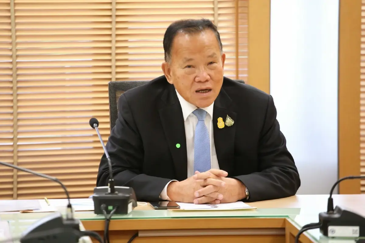 นายสันติ พร้อมพัฒน์ รัฐมนตรีช่วยว่าการกระทรวงการคลัง 