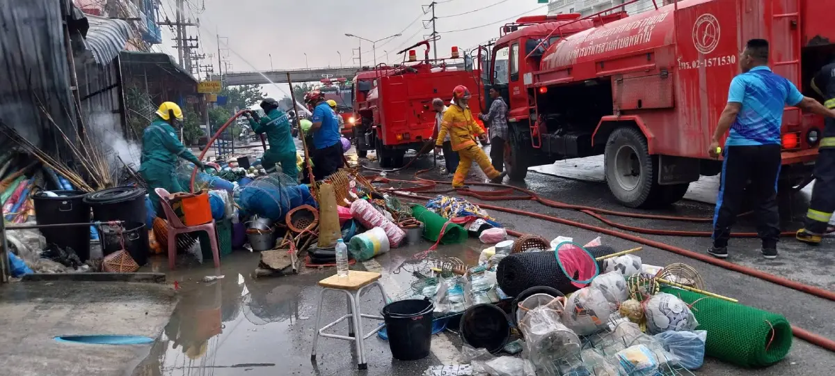 "ไฟไหม้" อาคารพาณิชย์ ใกล้ตลาดระแหง จ.ปทุมธานี เกิดเสียงระเบิดดังสนั่น