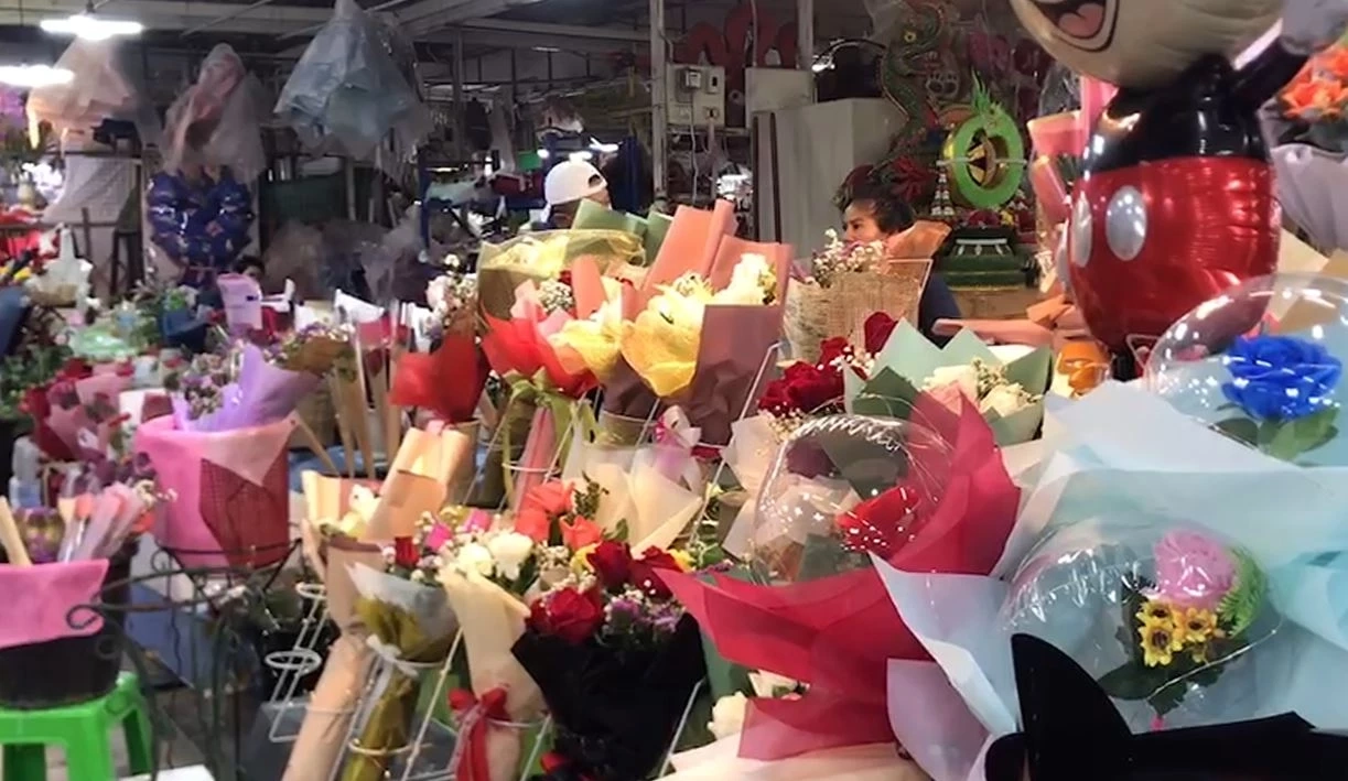 ปากคลองตลาดคึกคัก คนแห่ซื้อดอกไม้-ของขวัญ มอบให้คนรักวันวาเลนไทน์