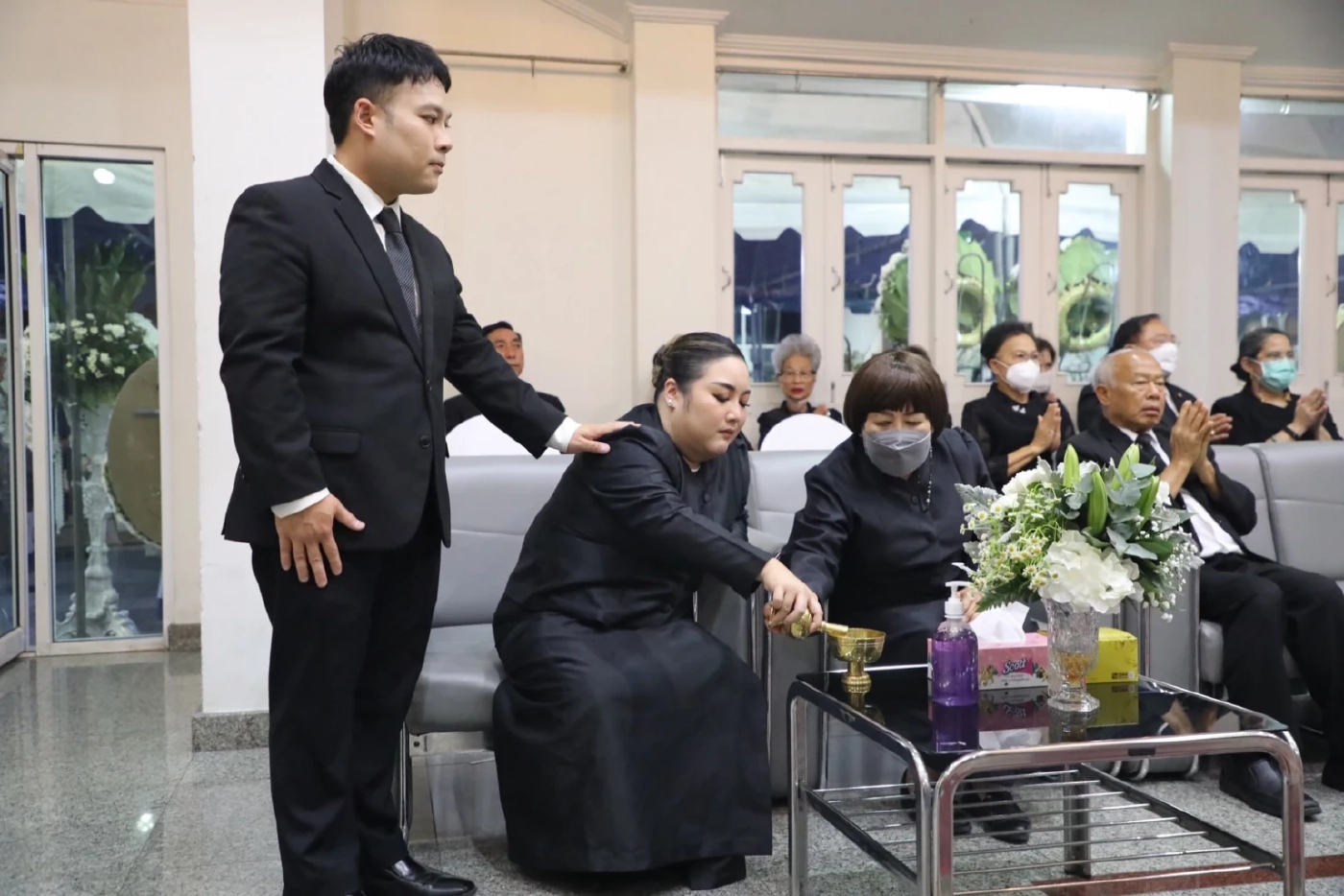 คุณนวรัตน์ กิติยากร ณ อยุธยา (โขมพัตร)   ม.ล.ปวริศร์ กิติยากร และม.ล.ภัทรสุดา กิติยากร