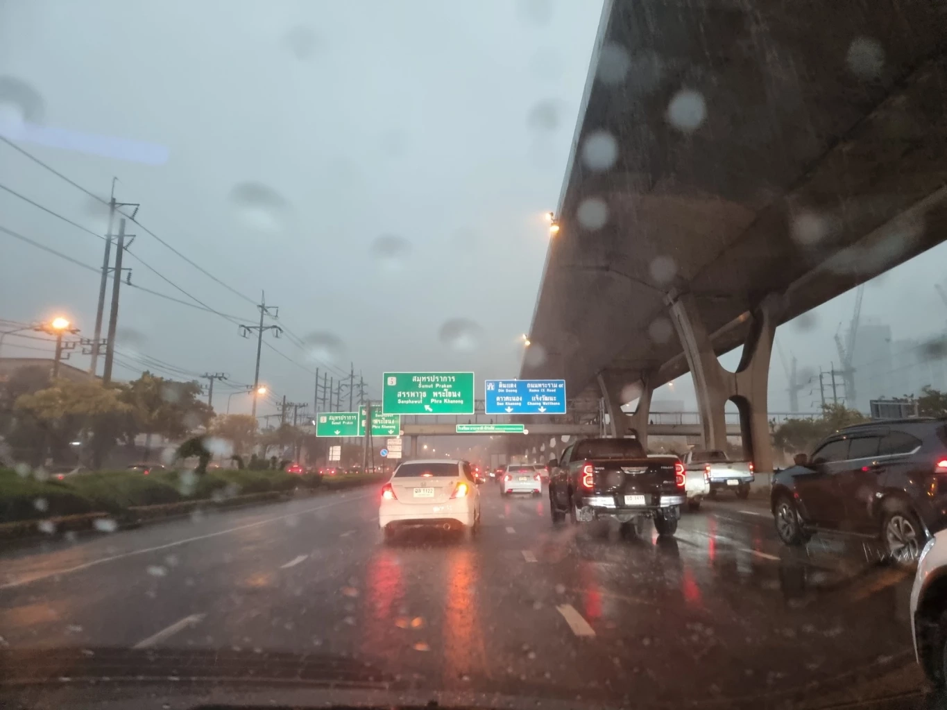 กรมอุตุฯ เตือนอากาศเย็นปะทะลมตะวันออก 37 จว.มี"ฝนฟ้าคะนอง" กทม.โดนด้วย