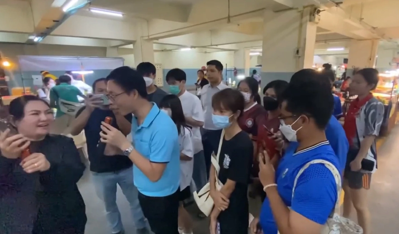 อาจารย์และนักศึกษามศว.องครักษ์ กำลังคุยกับ ลุงป้อม