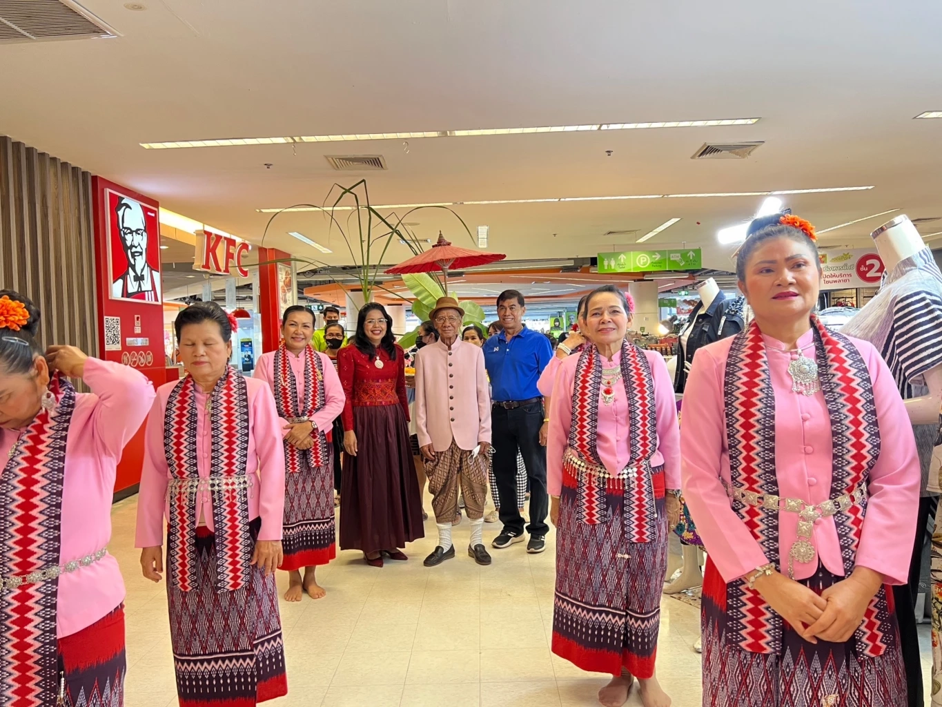 เจ้าบ่าว 77 ปี ยกขบวนขันหมากแต่งเจ้าสาว 74 ปี เนื่องในวันแห่งความรัก