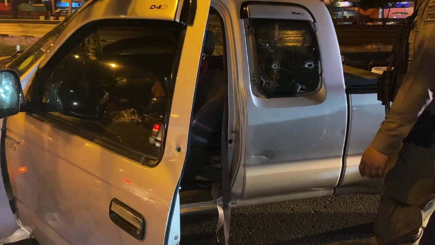 ตำรวจเร่งล่ารถกระบะรัวยิงคู่กรณี หลังขับรถปาดกันไปมาหลายกิโลเมตร