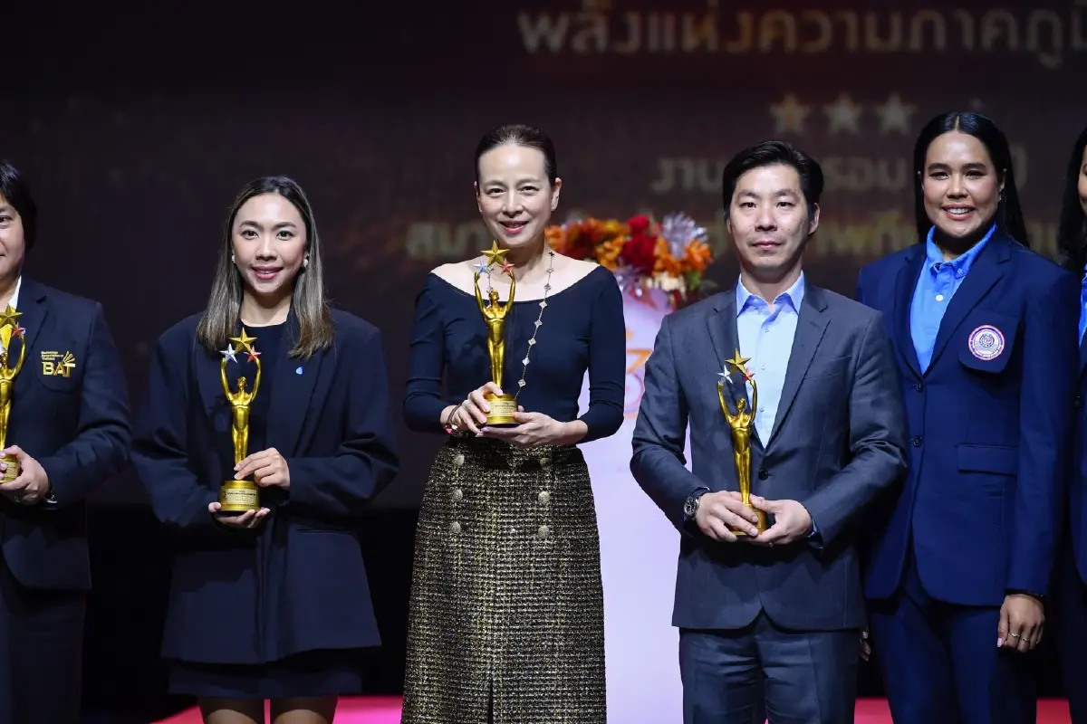 "มาดามแป้ง" นวลพรรณ ล่ำซำ CEO บมจ.เมืองไทยประกันภัย ขึ้นรับรางวัลผู้จัดการทีมยอดเยี่ยมแห่งทศวรรษ