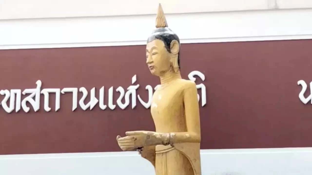 แห่ส่องเลขทะเบียนรถนำ "พระลากไม้" อายุ 100 ปี กลับคืนวัด ลุ้นรวยงวด16/2/66