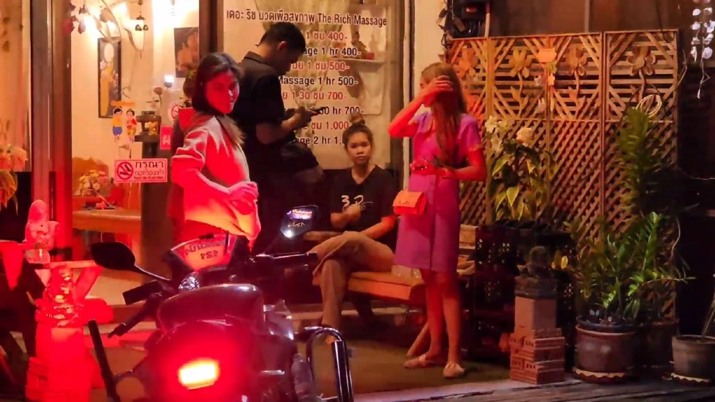 โจรแสบปลอมเป็นลุกค้าหมอนวด หลอกจะให้ทิป แต่กลับกระชากสร้อยแล้วหนี