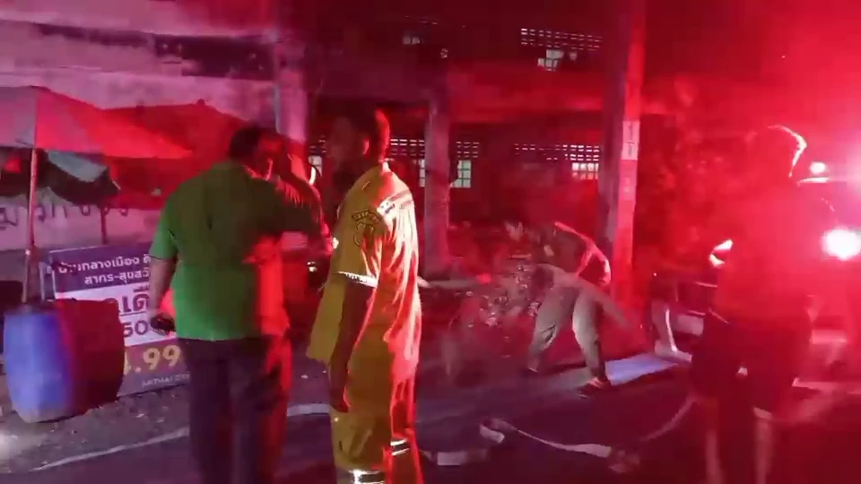 ไฟไหม้กองขยะในบ้านร้าง ย่านประชาอุทิศ คาดฝีมือคนเร่ร่อนจุดไฟเผา