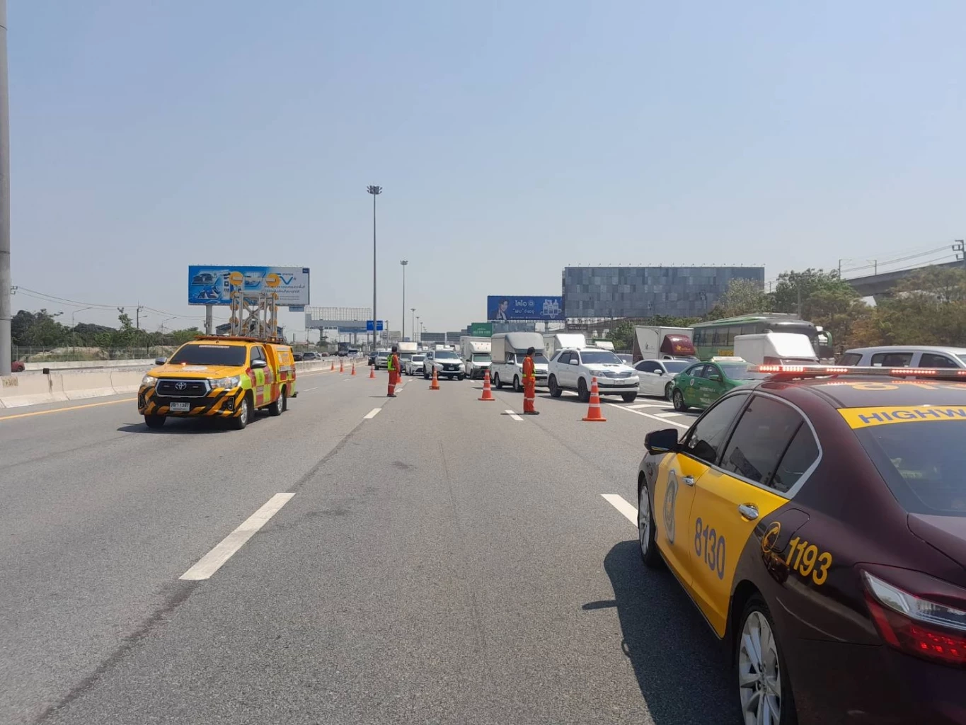 รถบรรทุกแก๊สพลิกคว่ำ บนมอเตอร์เวย์ ไฟลุกท่วม มีผู้บาดเจ็บ 1 ราย