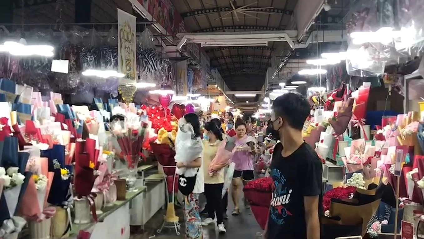 ปากคลองตลาดคึกคัก คนแห่ซื้อดอกไม้-ของขวัญ มอบให้คนรักวันวาเลนไทน์