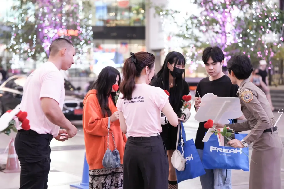 บช.ก.ลุยสยามฯ มอบความรักผ่านการ์ดวาเลนไทน์ "เตือนรัก ระวังภัยออนไลน์"