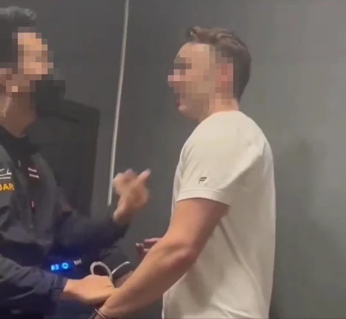 แชร์สนั่น! การ์ดร้านดังจับหนุ่มต่างชาติขโมยน้ำ ใส่กุญแจ - ตบหน้า (มีคลิป)