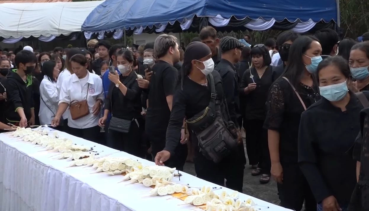 เผาแล้ว "นิว มุกดา" ครอบครัวศิลปินหมอลำ-แฟนคลับ ร่วมส่งเป็นครั้งสุดท้าย