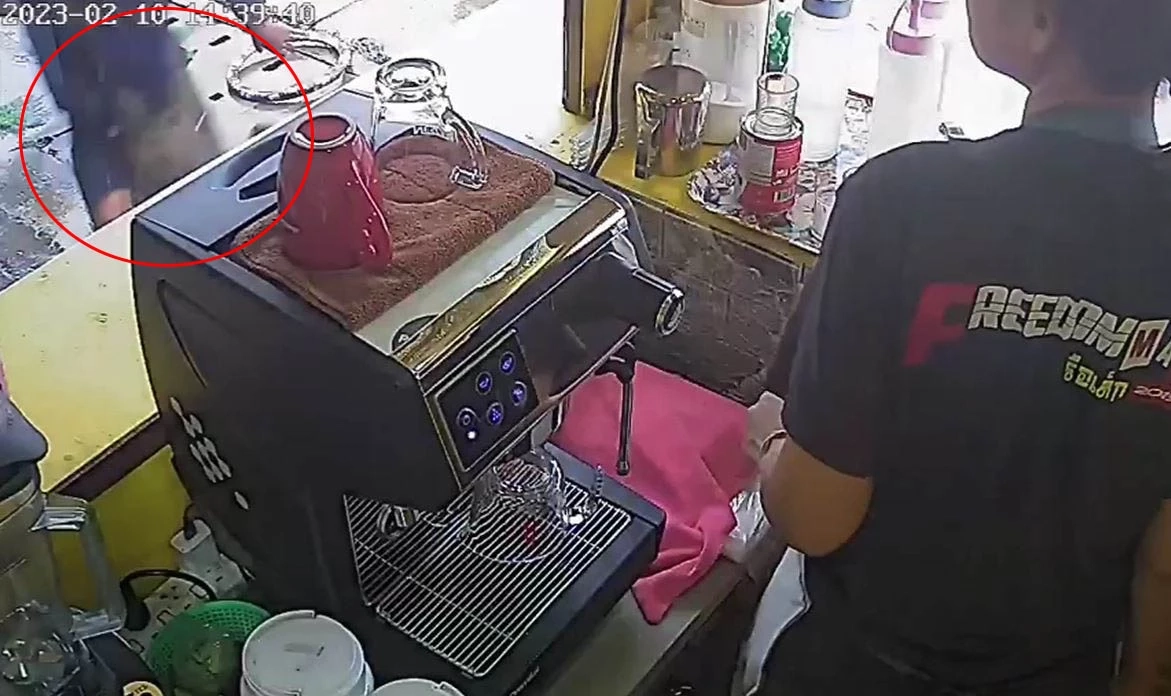 ม.2 ดุจัด ไล่ฟันรุ่นพี่ ม.3 ต้องวิ่งหนีตายเข้าร้านเสริมสวย