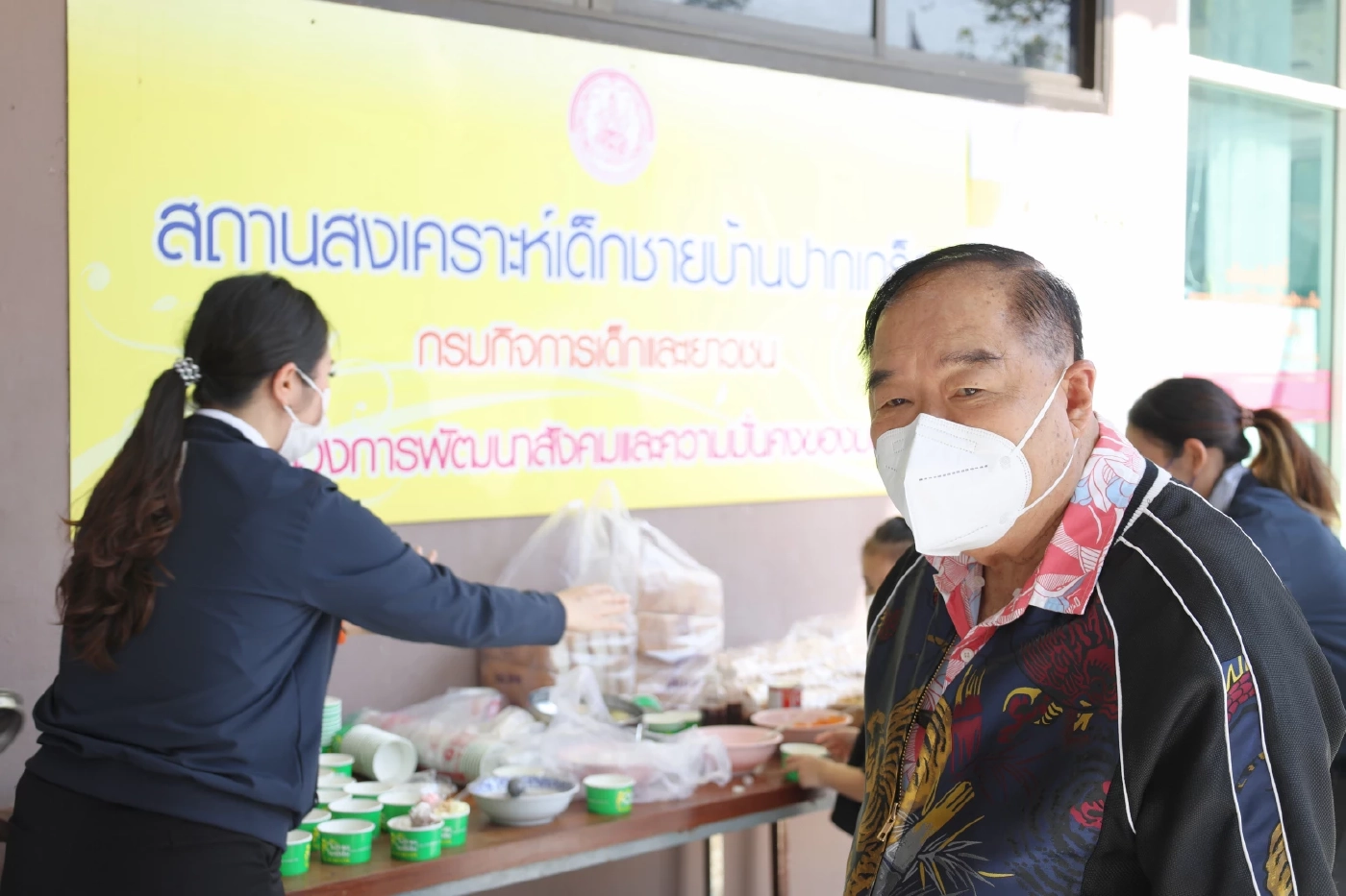 "ลุงป้อม" ควงหลานๆ ร้อง "ทรงอย่างแบด" (มีคลิป)