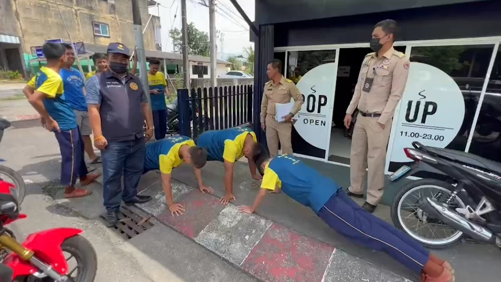 บุกจับร้านบุหรี่ไฟฟ้า ลอบเปิดใกล้ รร. กลางเมืองตรัง อึ้ง! พบเด็ก ป.5 สูบด้วย