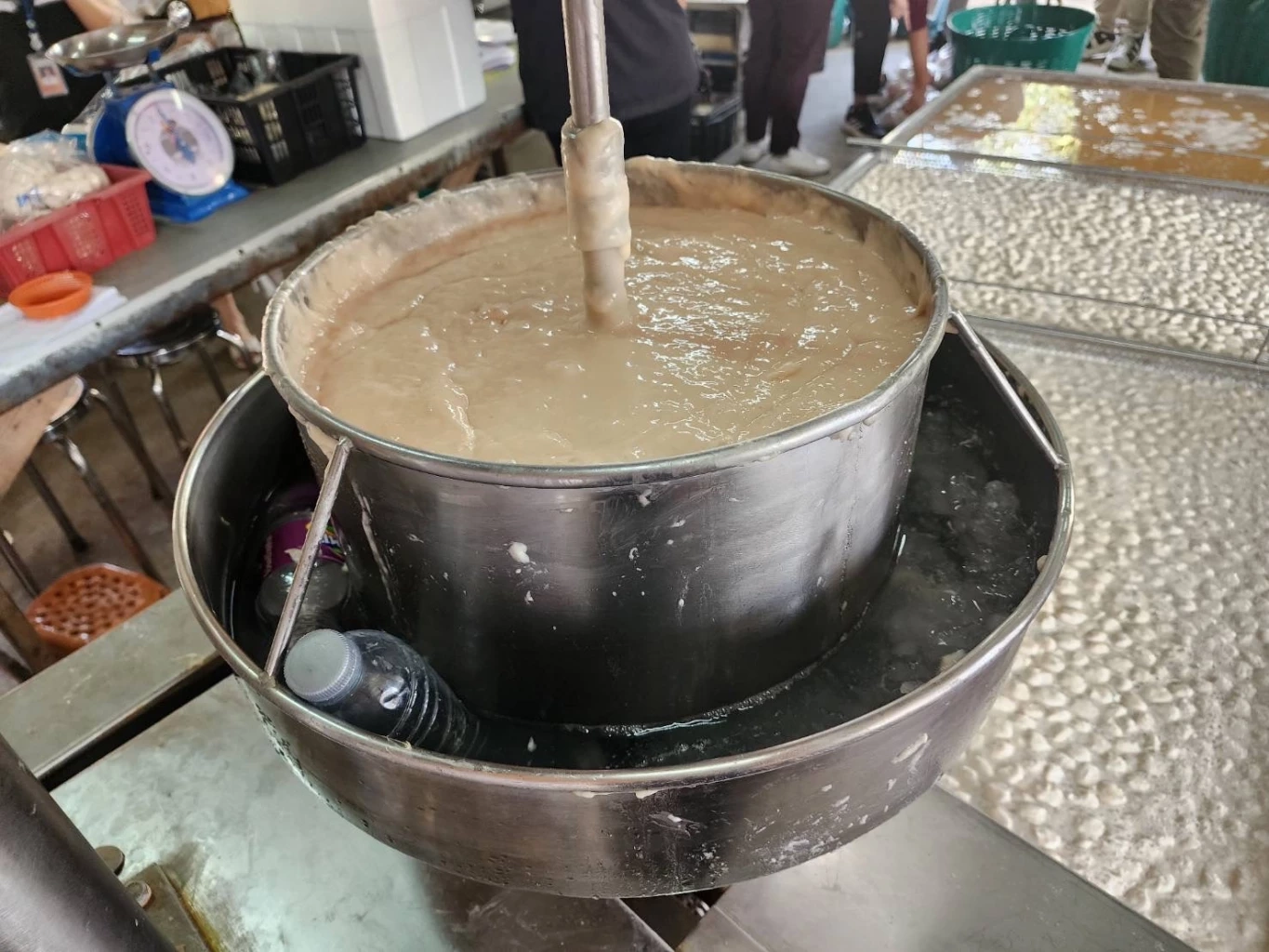 ปคบ. บุกทลายโรงงานลูกชิ้นเถื่อน ผสมสารบอแรกซ์ ส่งขายทั่วกรุง