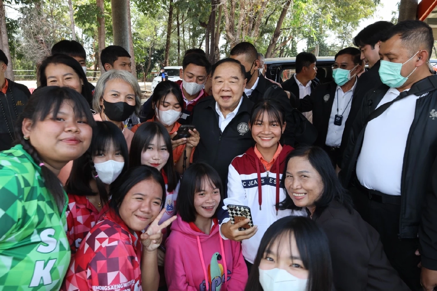 พลังประชารัฐ มาแรง! กระแส "ลุงป้อม ฟีเวอร์" ประชาชน ถูกใจ “ป้อม 700”