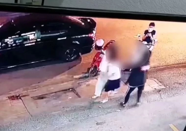 สาวกราฟฟิก ควงมีดแทงเด็กหญิง 11 ปี ยันไม่ตั้งใจทำใครเจ็บ